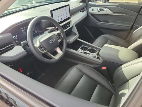 Used 2026 Ford Explorer Active RWD image 3
