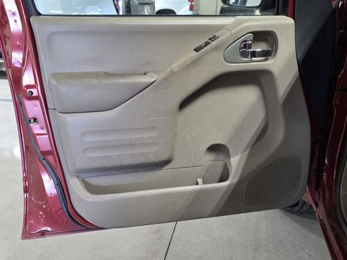 Used 2015 Nissan Frontier SV image 11