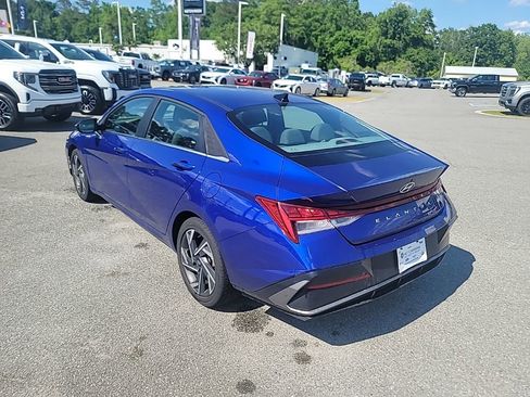 Used 2025 Hyundai Elantra SEL FWD image 5