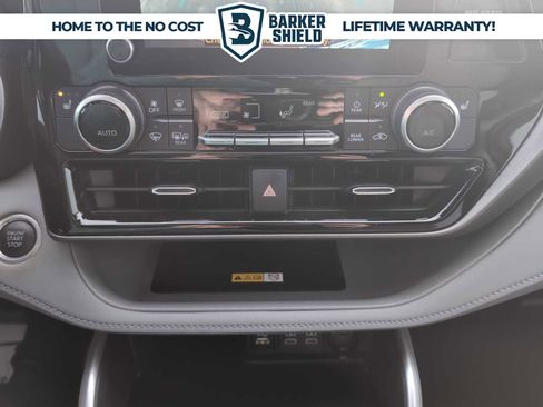 Used 2024 Toyota Highlander XLE FWD image 18