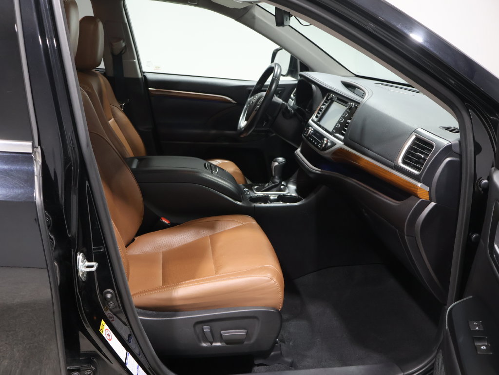 Used 2017 Toyota Highlander Limited AWD/4WD image 24