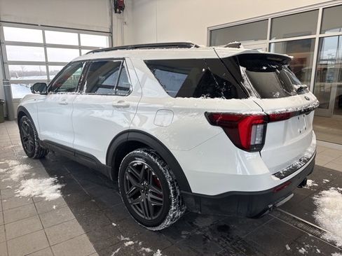 Used 2025 Ford Explorer ST-Line w/ ST-Line Street Pack image 4