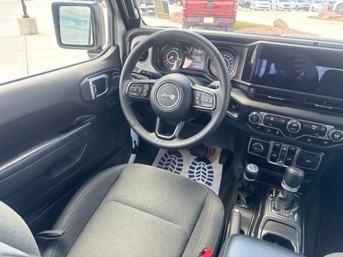 Certified 2025 Jeep Gladiator Sport AWD/4WD image 15