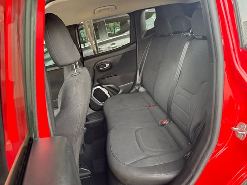 Used 2018 Jeep Renegade Latitude FWD image 22