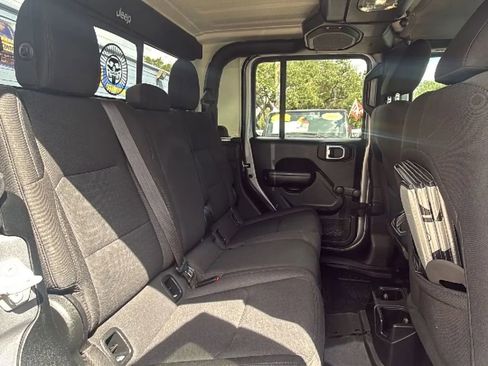 Used 2021 Jeep Gladiator Sport image 9