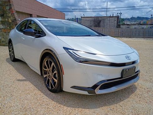 Used 2023 Toyota Prius Prime FWD image 2