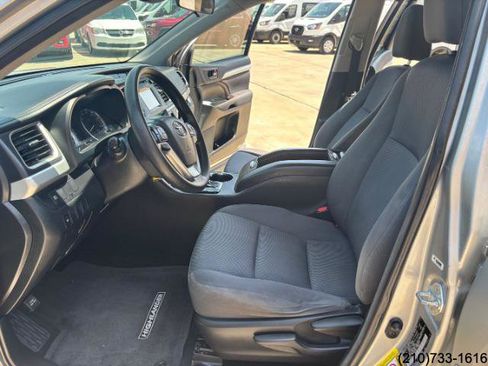Used 2017 Toyota Highlander LE image 16