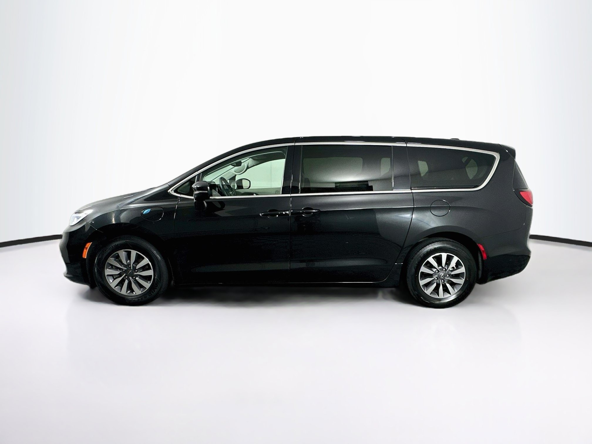 Used 2023 Chrysler Pacifica Touring-L FWD image 4