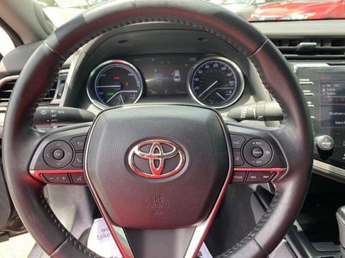 Used 2020 Toyota Camry XLE w/ Sunroof Package FWD image 11
