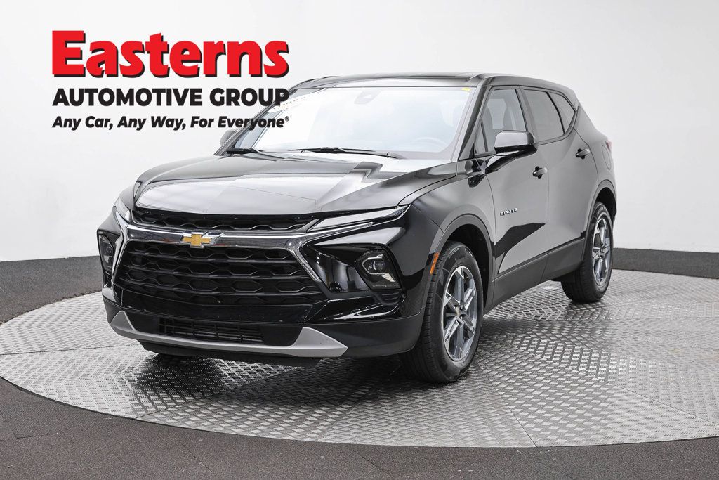 Used 2025 Chevrolet Blazer LT FWD image 1