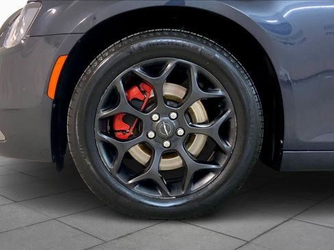 Used 2019 Chrysler 300 S w/ 300S Premium Group image 10