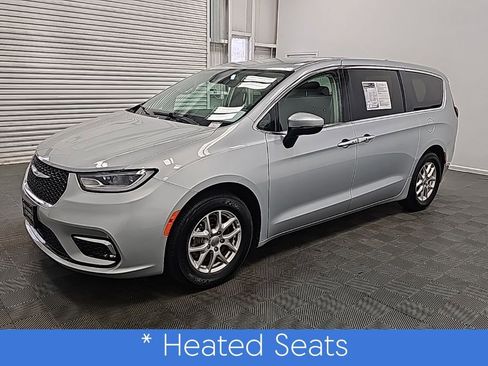 Used 2023 Chrysler Pacifica Touring-L image 5