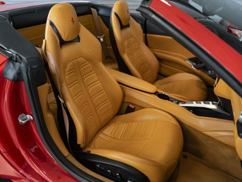 Used 2016 Ferrari California T RWD image 34