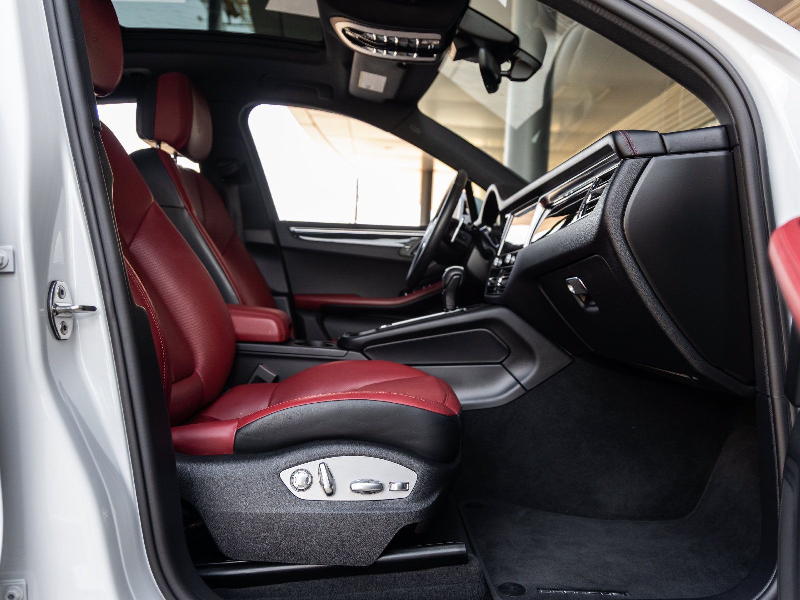 Certified 2023 Porsche Macan AWD/4WD image 44