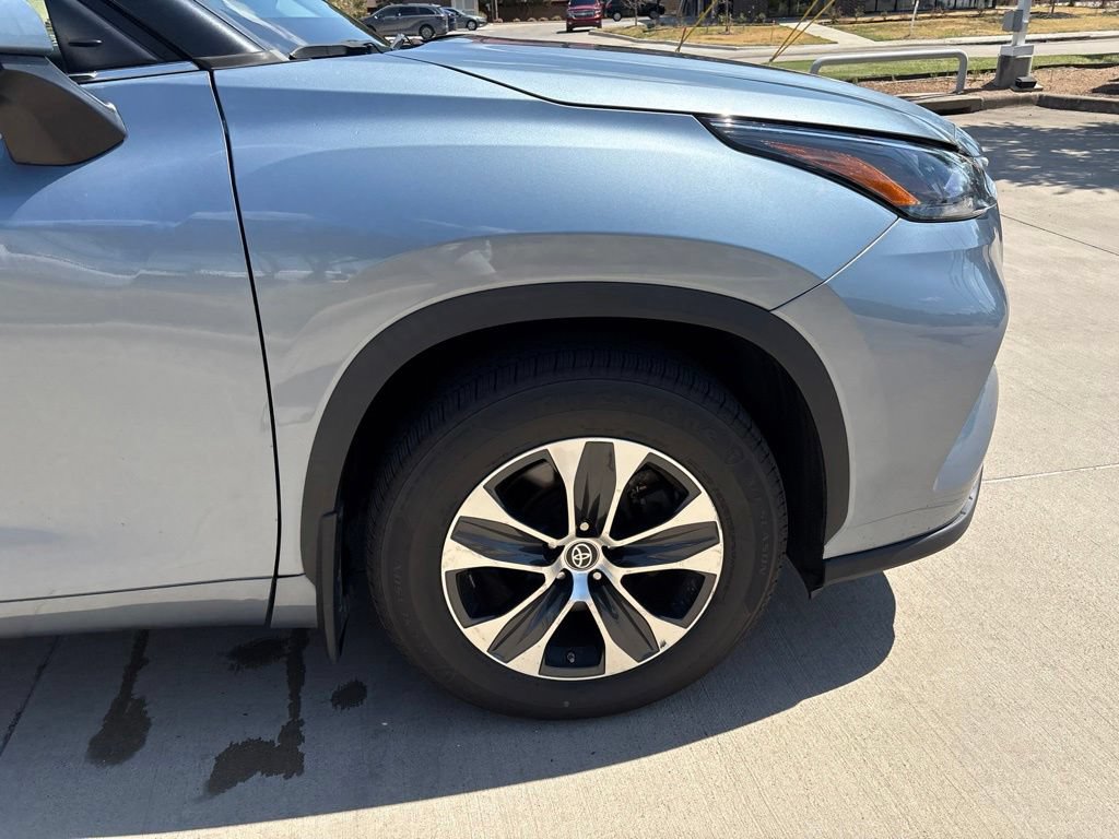 Used 2023 Toyota Highlander XLE FWD image 8