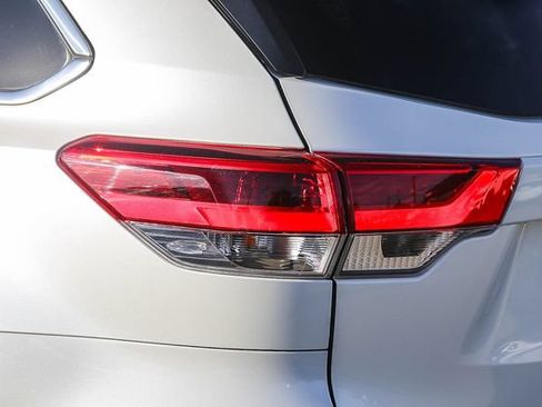 Used 2019 Toyota Highlander Limited AWD/4WD image 10