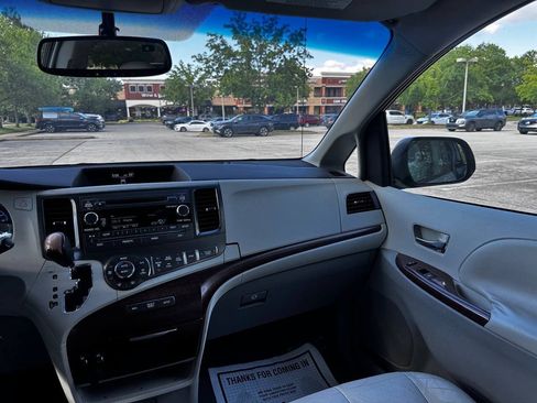 Used 2011 Toyota Sienna XLE FWD image 21