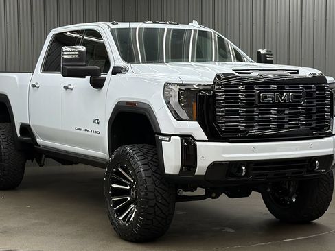 Used 2026 GMC Sierra 3500 Denali Ultimate w/ LPO, GMC Protection Package AWD/4WD image 7