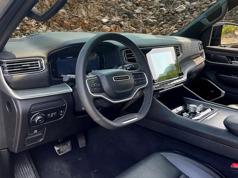 Used 2024 Jeep Wagoneer Series III image 13