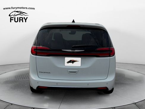 Used 2023 Chrysler Pacifica Touring-L FWD image 4
