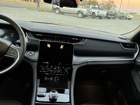 Used 2025 Jeep Grand Cherokee L Limited w/ Luxury Tech Group II image 6