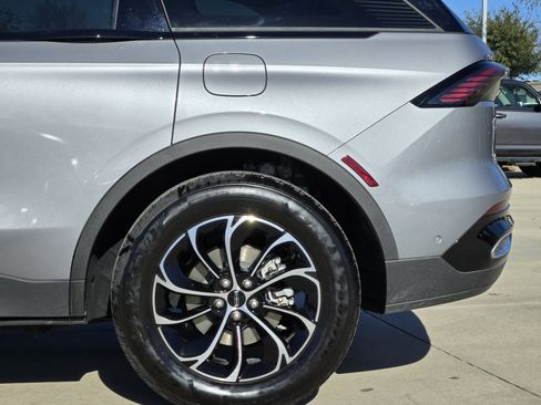 Used 2024 Lincoln Nautilus Premier image 11