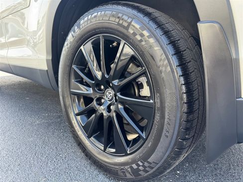 Used 2019 Toyota Highlander SE AWD/4WD image 10