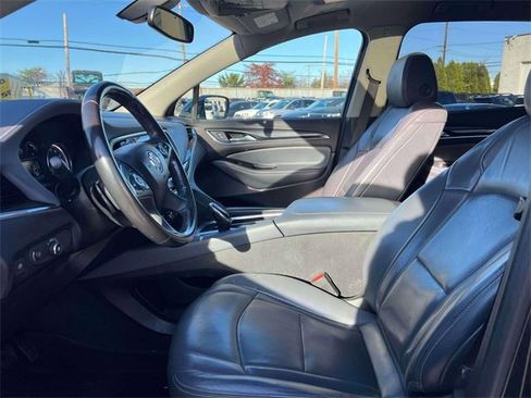 Used 2018 Buick Enclave Essence image 10