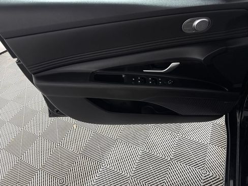 Used 2023 Hyundai Elantra Limited FWD image 12