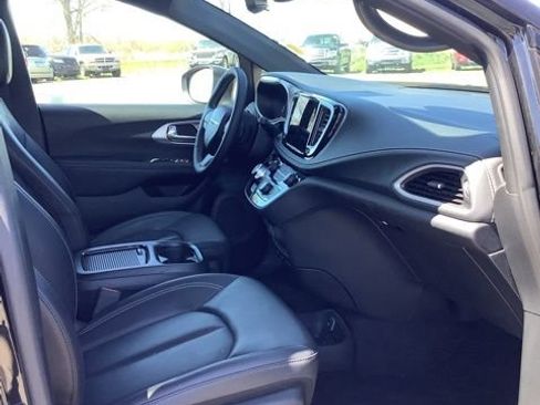 Certified 2023 Chrysler Pacifica Touring-L w/ S Appearance Package AWD/4WD image 16