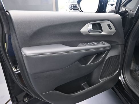 Used 2023 Chrysler Pacifica Limited w/ S Appearance Package image 17