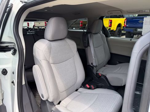 Used 2023 Toyota Sienna LE w/ LE Plus Package FWD image 18