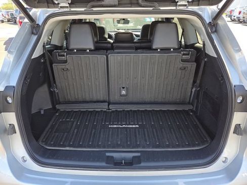 Used 2022 Toyota Highlander XLE AWD/4WD image 28