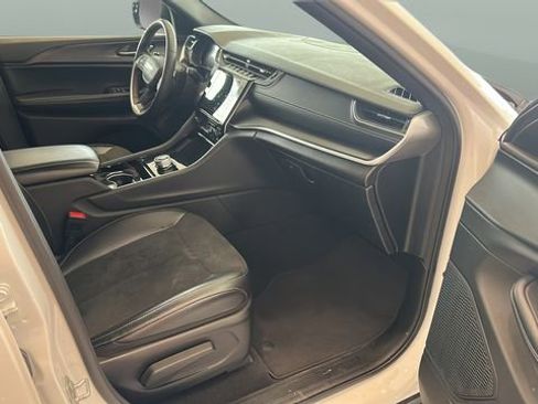 Used 2023 Jeep Grand Cherokee Altitude AWD/4WD image 20