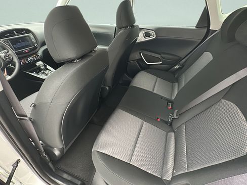 Used 2025 Kia Soul LX w/ LX Technology Package FWD image 10