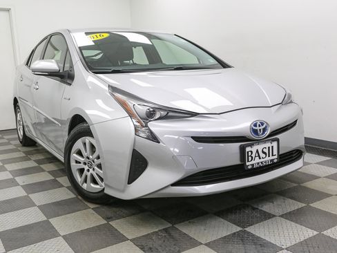 Used 2016 Toyota Prius Two image 2