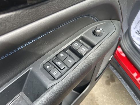 Used 2025 Jeep Compass Latitude w/ Sun & Sound Group AWD/4WD image 25