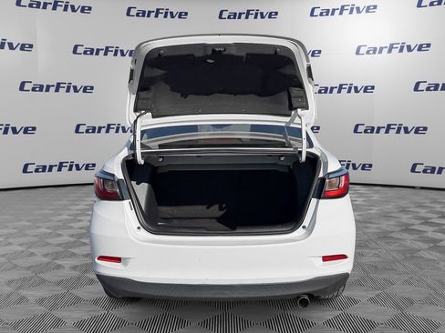 Used 2019 Toyota Yaris XLE image 11