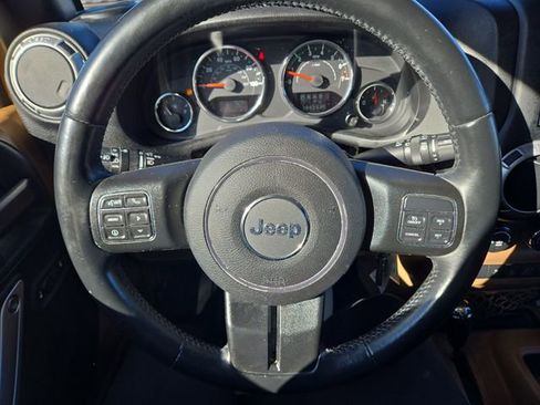 Used 2015 Jeep Wrangler Unlimited Sahara w/ Connectivity Group AWD/4WD image 15