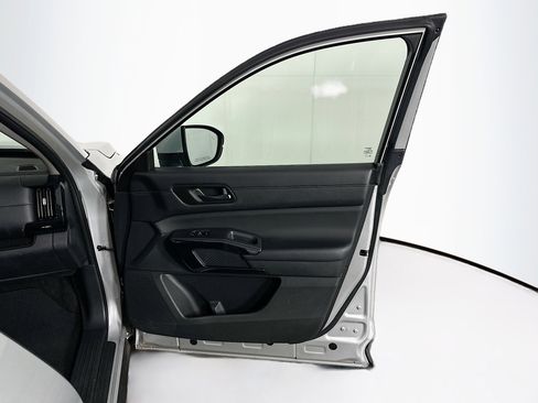 Used 2025 Nissan Pathfinder SV AWD/4WD image 33