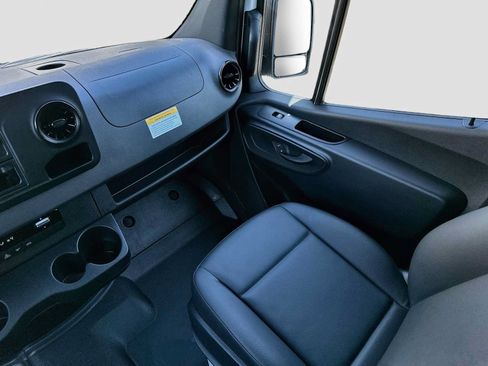 Used 2025 Mercedes-Benz Sprinter 2500 image 22