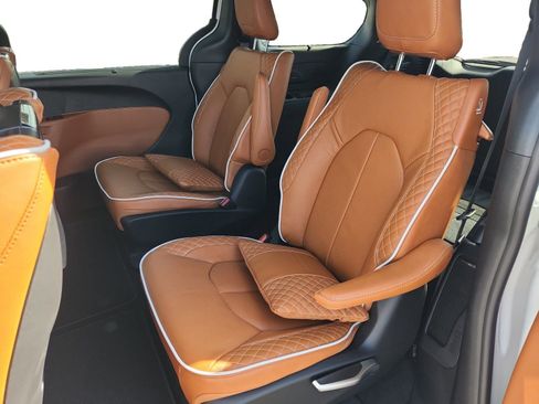 New 2026 Chrysler Pacifica Pinnacle image 13