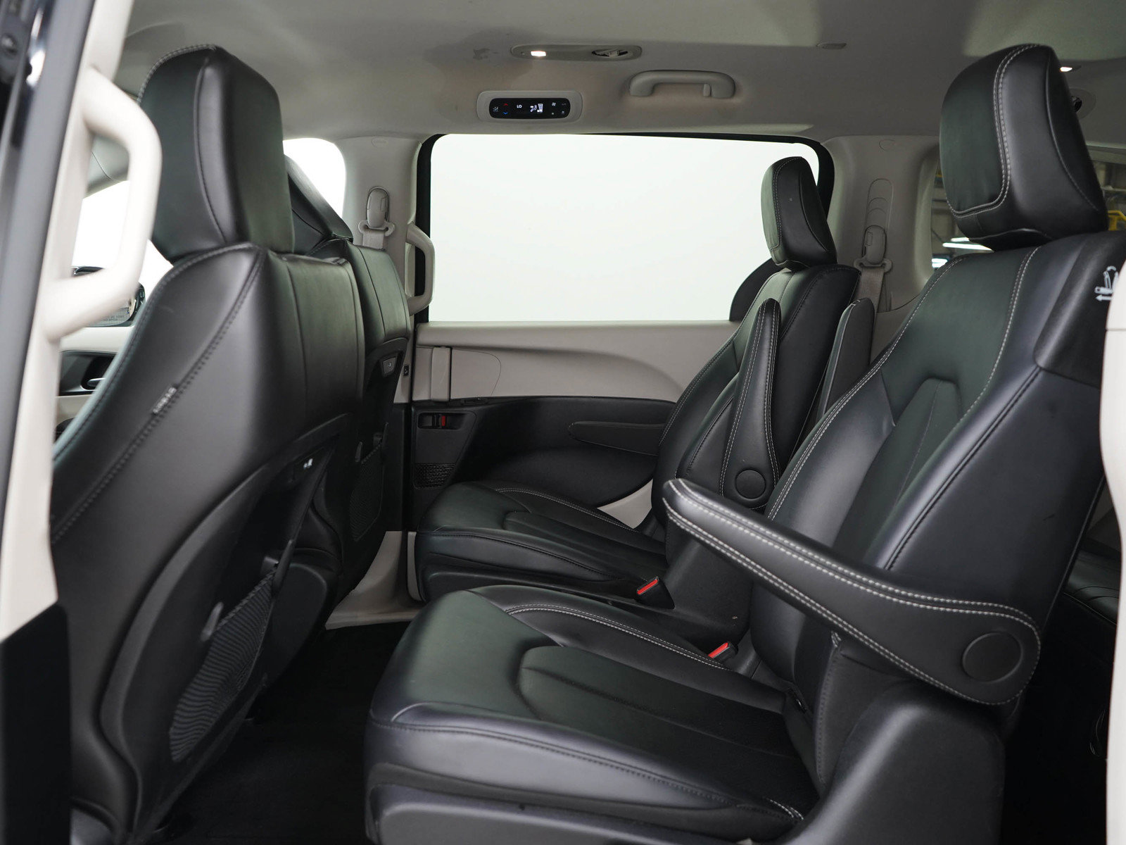 Used 2024 Chrysler Pacifica Limited FWD image 16