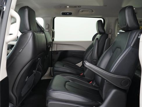 Used 2024 Chrysler Pacifica Limited FWD image 16