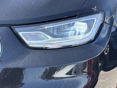 Used 2023 Chrysler Pacifica Touring-L image 10