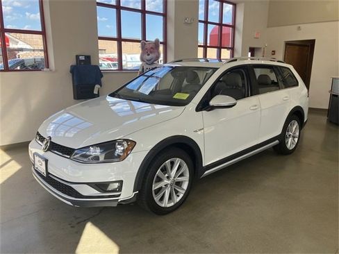 Used 2017 Volkswagen Golf Alltrack SE image 3