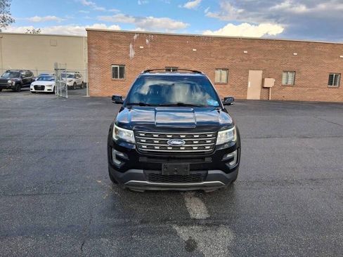 Used 2017 Ford Explorer XLT w/ Equipment Group 202A FWD image 2