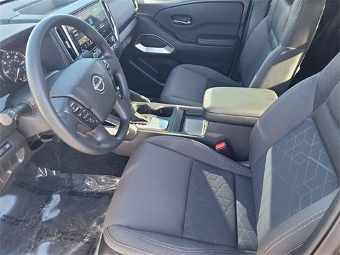 Used 2025 Nissan Frontier SV image 8