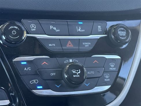 Used 2023 Chrysler Pacifica Touring-L image 20