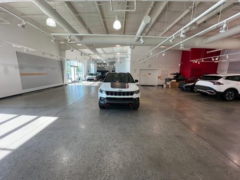 Used 2025 Jeep Compass Trailhawk AWD/4WD image 16